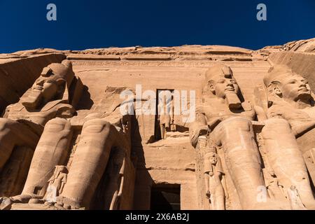 Abu Simbel, Ägypten: Außenansicht der majestätischen Statuen von Ramses II., die die Fassade des berühmten Abu Simbel Tempels in Oberägypten zieren. Stockfoto