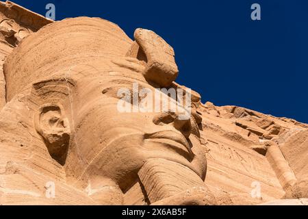 Abu Simbel, Ägypten: Außenansicht der majestätischen Statuen von Ramses II., die die Fassade des berühmten Abu Simbel Tempels in Oberägypten zieren. Stockfoto