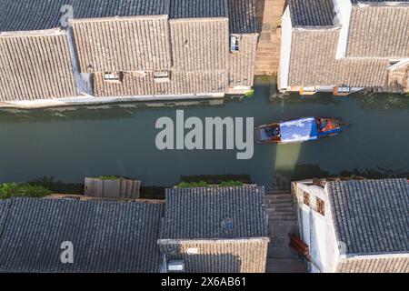 Luftaufnahme der ruhigen Wasserstadt Jinxi in Suzhou, China. Stockfoto