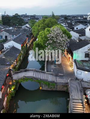 Luftaufnahme der ruhigen Wasserstadt Jinxi in Suzhou, China. Stockfoto