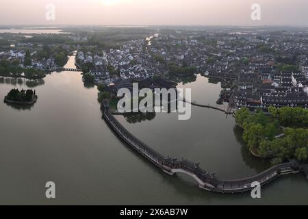 Luftaufnahme der ruhigen Wasserstadt Jinxi in Suzhou, China. Stockfoto