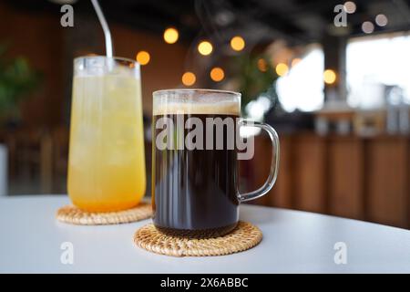 Warmer Kaffee und kalter Orangensaft werden in einem Café mit schöner Atmosphäre serviert. Stockfoto