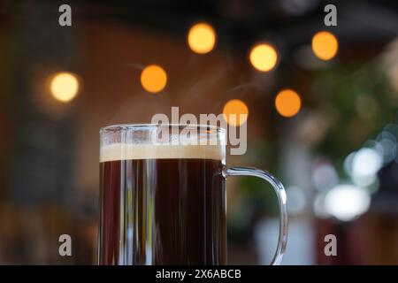 Kaffee in einem Glas mit Bokeh im Hintergrund Stockfoto