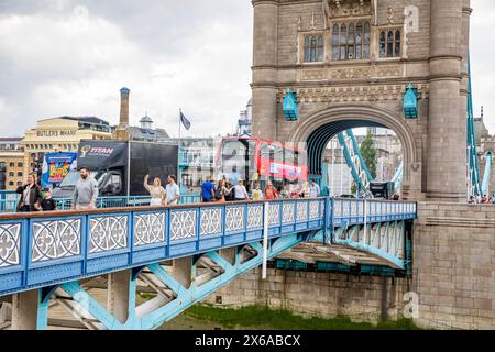 Tower Bridge London berühmtes Wahrzeichen, Wanderer Touristen überqueren die Brücke neben dem Londoner Doppeldeckerbus in Richtung Aldgate, London, England, Großbritannien Stockfoto