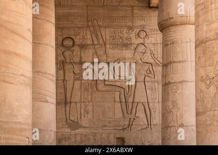 Luxor, Ägypten - 26. November 2023: Antike Hieroglyphen schmücken das Innere des Ramesseums, des Gedenktempels von Pharao Ramesses II. Im Luxor Stockfoto