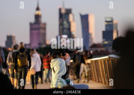 Warschau, Polen. Mai 2024. Man sieht Menschen, die auf der neuen Fußgänger- und Fahrradbrücke über die Weichsel laufen. Die neue Fußgänger- und Fahrradbrücke über die Weichsel ist 452 Meter lang und verbindet das Stadtzentrum mit dem Stadtteil Praga. Es wurde am 28. März 2024 eröffnet und ist bei Stadtbewohnern und Touristen sehr beliebt geworden. Von der Brücke aus können Fußgänger und Radfahrer den Blick auf die Weichsel und Warschau genießen, einschließlich des historischen Zentrums, das zum UNESCO-Weltkulturerbe gehört. Quelle: SOPA Images Limited/Alamy Live News Stockfoto