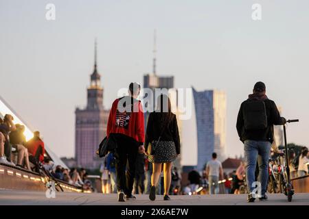 Warschau, Polen. Mai 2024. Man sieht Menschen, die auf der neuen Fußgänger- und Fahrradbrücke über die Weichsel laufen. Die neue Fußgänger- und Fahrradbrücke über die Weichsel ist 452 Meter lang und verbindet das Stadtzentrum mit dem Stadtteil Praga. Es wurde am 28. März 2024 eröffnet und ist bei Stadtbewohnern und Touristen sehr beliebt geworden. Von der Brücke aus können Fußgänger und Radfahrer den Blick auf die Weichsel und Warschau genießen, einschließlich des historischen Zentrums, das zum UNESCO-Weltkulturerbe gehört. (Foto: Volha Shukaila/SOPA Images/SIPA USA) Credit: SIPA USA/Alamy Live News Stockfoto