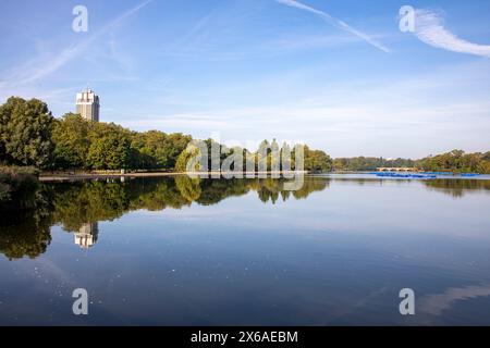 Hyde Park London The Serpentine, Blick am frühen Morgen während September 2023 Hitzewelle, Hyde Park Kaserne Gebäude und Bäume spiegeln sich im See Stockfoto