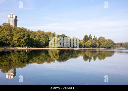 Hyde Park London The Serpentine, Blick am frühen Morgen während September 2023 Hitzewelle, Hyde Park Kaserne Gebäude und Bäume spiegeln sich im See Stockfoto