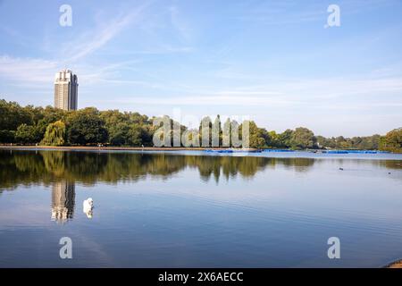 Das Serpentine Hyde Park London, Hyde Park Kaserne Gebäude spiegelt sich im stillen Seewasser am September Tag der Hitzewelle, Long Water, London, England, UK Stockfoto