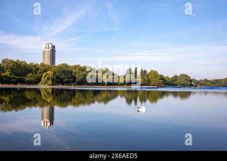 Das Serpentine Hyde Park London, Hyde Park Kaserne Gebäude spiegelt sich im stillen Seewasser am September Tag der Hitzewelle, Long Water, London, England, UK Stockfoto