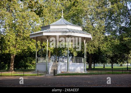 Hyde Park London, historischer Bandstand, der 1886 in Hyde Park, London, England, Großbritannien, 2023 eröffnet wurde Stockfoto