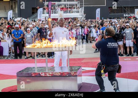 Marseille, Frankreich. Mai 2024. Der ehemalige ivorische Olympique de Marseille-Spieler Didier Drogba entzündet den Kessel der Olympischen Flamme im Velodrome-Stadion von Marseille. Das Velodrome-Stadion von Marseille ist das Terminal für die erste Etappe der Reise der Olympischen Flamme durch Frankreich, bis es in Paris zur Eröffnungszeremonie der Olympischen Spiele 2024 am 26. Juli 2024 eintrifft. Quelle: SOPA Images Limited/Alamy Live News Stockfoto