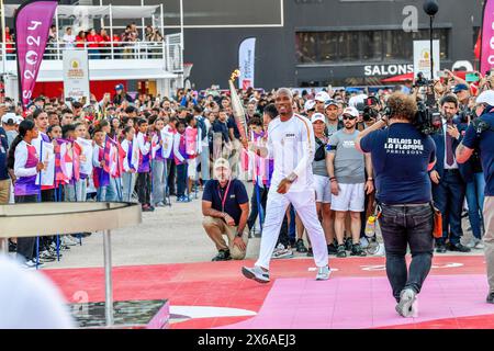 Marseille, Frankreich. Mai 2024. Der ehemalige ivorische Olympique de Marseille-Spieler Didier Drogba entzündet den Kessel der Olympischen Flamme im Velodrome-Stadion von Marseille. Das Velodrome-Stadion von Marseille ist das Terminal für die erste Etappe der Reise der Olympischen Flamme durch Frankreich, bis es in Paris zur Eröffnungszeremonie der Olympischen Spiele 2024 am 26. Juli 2024 eintrifft. Quelle: SOPA Images Limited/Alamy Live News Stockfoto