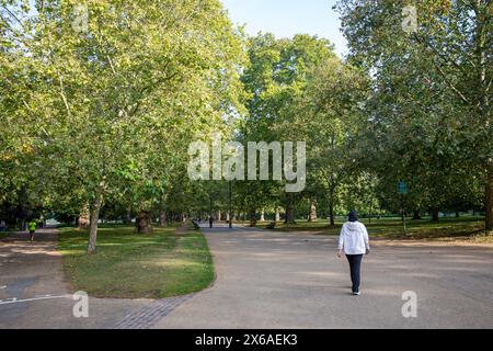 Spaziergang im Hyde Park London England, Herbstsonnentag in diesem Royal Park im Zentrum von London, Großbritannien, 2023 Stockfoto