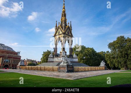 Albert Memorial in Kensington Gardens London, denkmalgeschütztes Denkmal, das von Queen Victoria in Auftrag gegeben und 1872 in London, England, Großbritannien enthüllt wurde Stockfoto