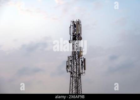 Telekommunikationsturm mit 5G Mobilfunkantenne Stockfoto