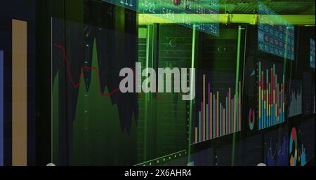 Bild von Bildschirmen mit statistischer Datenverarbeitung gegen Computerserverraum Stockfoto