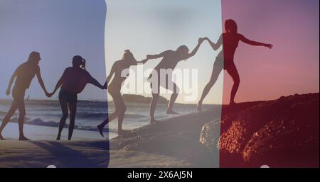 Bild der Flagge frankreichs über verschiedenen Freunden am Strand Stockfoto