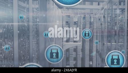 Abbildung des Vorhängeschlosses in Kreisen über dem Leiterplattenmuster auf den Serverracks im Serverraum Stockfoto