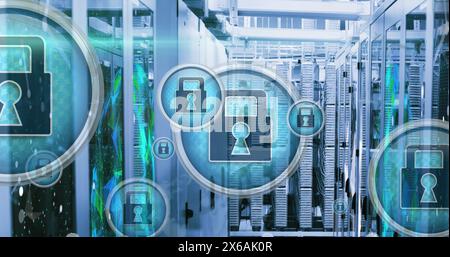 Abbildung: Mehrere Symbole für Sicherheitsvorhängeschlösser, die im Serverraum gegen die Datenverarbeitung schweben Stockfoto