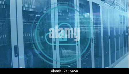 Abbildung: Vorhängeschloss und Wolkensymbol scannen in Ladekreisen über dem Serverraum Stockfoto