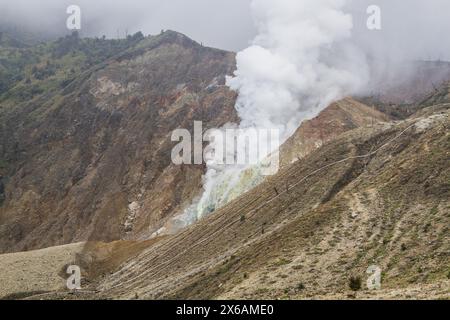 Garut, West-Java, Indonesien. Mai 2024. Schwefelrauch steigt aus dem Krater des Mount Papandayan im Garut Regency auf. Der Mount Papandayan liegt in Garut Regency und ist eines der beliebtesten Touristenziele in West-Java. Der Berg hat eine Höhe von 2665 Metern über dem Meeresspiegel. Tote Wälder sind die am häufigsten besuchten Orte für Touristen. (Kreditbild: © Algi Febri Sugita/ZUMA Press Wire) NUR REDAKTIONELLE VERWENDUNG! Nicht für kommerzielle ZWECKE! Quelle: ZUMA Press, Inc./Alamy Live News Stockfoto