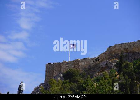 Die griechische Nationalflagge auf dem Akropolis-Hügel in Athen, Griechenland Stockfoto