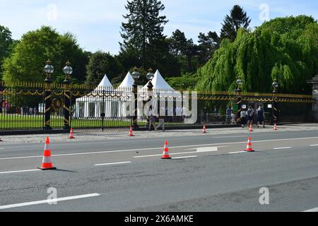Koninklijke Serres van Laken, Brüssel, Belgien - 12. Mai 2024: Straßenszene Touristen, Besucher Eingangstor Party weiße Zelte königliche Gärten Bewohner Stockfoto