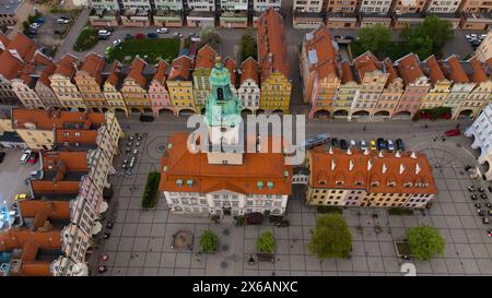 Aus der Vogelperspektive wird die architektonische Schönheit des Marktplatzes von Jelenia Góra und die historische Bedeutung des Rathauses aus dem 18. Jahrhundert hervorgehoben Stockfoto