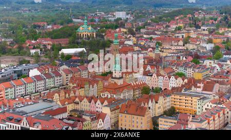 Aus der Vogelperspektive wird die architektonische Schönheit des Marktplatzes von Jelenia Góra und die historische Bedeutung des Rathauses aus dem 18. Jahrhundert hervorgehoben Stockfoto