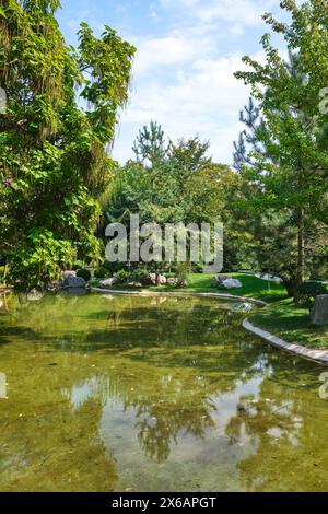 Ein ruhiger Teich, See, Wasserspiel. Im traditionellen japanischen Garten in Tashlent, Usbekistan. Stockfoto