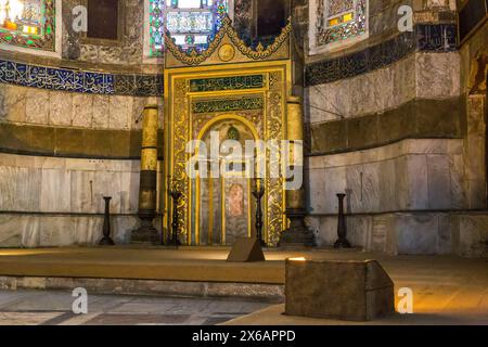 ISTANBUL, TÜRKEI - 11. SEPTEMBER 2017: Dies ist die Apsis der Hagia Sophia mit dem Mihrab. Stockfoto