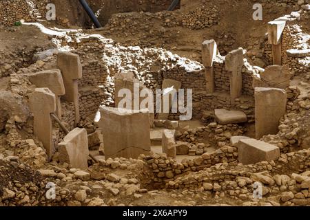 GOBEKLI TEPE, TÜRKEI - 8. OKTOBER 2020: Dies ist ein Fragment der Ruinen der archäologischen Stätte des größten und ältesten Tempelkomplexes (10. Mühle) Stockfoto