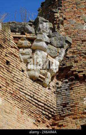 Ruinierte architektonische Details eines Steinkorbels in den Mauern der Bac-Festung, Vojvodina, Serbien Stockfoto