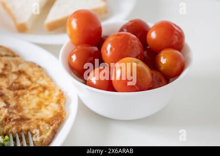 Rote eingelegte Tomaten auf einem weißen Teller Nahaufnahme auf einem Tisch Stockfoto