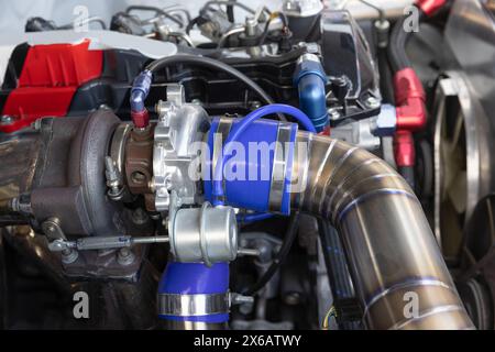 Turbolader an Rennwagen-Motor. Stockfoto