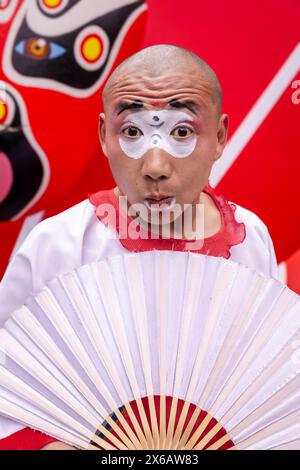 Chinesischer Mann mit Gesichtsbemalung, Chengdu, China Stockfoto