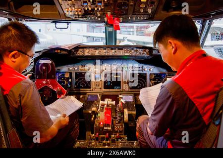 (240514) -- HAIKOU, 14. Mai 2024 (Xinhua) -- Mitarbeiter von Grand China Aviation Maintenance Co., Ltd. (GCAM) arbeiten im Cockpit eines eingehenden Flugzeugs in einem Hangar einer Flugzeugwartungsbasis in Haikou, südchinesischer Provinz Hainan, 13. Mai 2024. Eine Boeing 737-800-Maschine der südkoreanischen Jeju Air wurde kürzlich von der GCAM gewartet, die auch die Erstaufstellung für die Wartung von eingehenden Flugzeugen aus Südkorea im Freihandelshafen Hainan ist. Der Dienst wird voraussichtlich etwa 16 Tage dauern und für den Freihandelshafen eine Präferenzbehandlung einschließlich der Befreiung in Betracht kommen Stockfoto