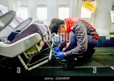 (240514) -- HAIKOU, 14. Mai 2024 (Xinhua) -- Ein Mitarbeiter von Grand China Aviation Maintenance Co., Ltd. (GCAM) arbeitet in der Kabine eines eingehenden Flugzeugs in einem Hangar einer Flugzeugwartungsbasis in Haikou, südchinesischer Provinz Hainan, 13. Mai 2024. Eine Boeing 737-800-Maschine der südkoreanischen Jeju Air wurde kürzlich von der GCAM gewartet, die auch die Erstaufstellung für die Wartung von eingehenden Flugzeugen aus Südkorea im Freihandelshafen Hainan ist. Der Dienst wird voraussichtlich etwa 16 Tage dauern und für den Freihandelshafen eine Präferenzbehandlung einschließlich der Befreiung in Betracht kommen Stockfoto