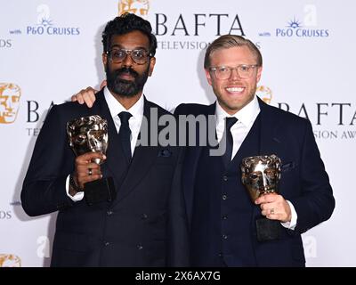 London, Großbritannien. Mai 2024. Romesh Ranganathan und Rob Beckett mit ihren Auszeichnungen für Best Comedy Entertainment bei den BAFTA Television Awards 2024, RO Stockfoto