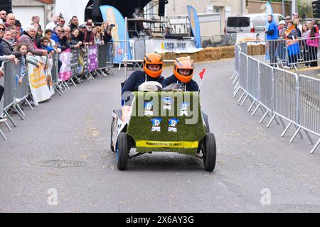 Dritte Ausgabe eines Seifenboxen-Rennens in Crépy-en-Valois. Hausgemachte Seifenbox, die den Hang der Straße hinunterschleudert. Stockfoto