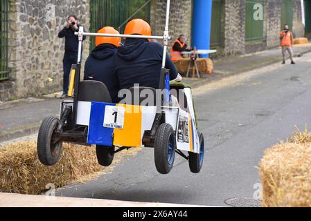 Dritte Ausgabe eines Seifenboxen-Rennens in Crépy-en-Valois. Hausgemachte Seifenbox, die den Hang der Straße hinunterschleudert. Stockfoto