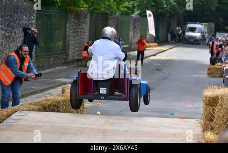 Dritte Ausgabe eines Seifenboxen-Rennens in Crépy-en-Valois. Hausgemachte Seifenbox, die den Hang der Straße hinunterschleudert. Stockfoto