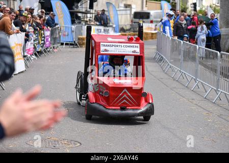 Dritte Ausgabe eines Seifenboxen-Rennens in Crépy-en-Valois. Hausgemachte Seifenbox, die den Hang der Straße hinunterschleudert. Stockfoto
