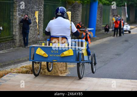 Dritte Ausgabe eines Seifenboxen-Rennens in Crépy-en-Valois. Hausgemachte Seifenbox, die den Hang der Straße hinunterschleudert. Stockfoto