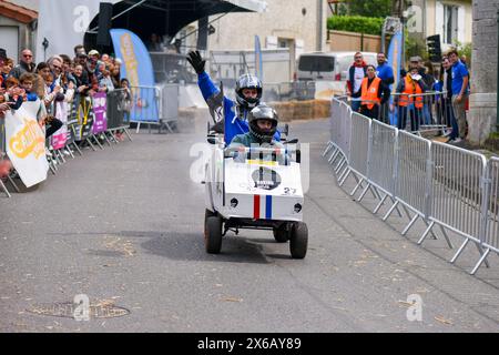 Dritte Ausgabe eines Seifenboxen-Rennens in Crépy-en-Valois. Hausgemachte Seifenbox, die den Hang der Straße hinunterschleudert. Stockfoto