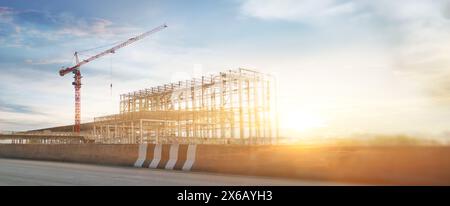 Der Bau- und Turmkran bei Sonnenlicht für den Hintergrund Stockfoto