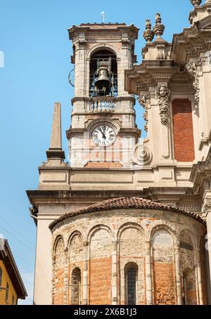 Glockenruderer der Kirche Santo Stefano Protomartire im Zentrum des antiken Dorfes Appiano Gentile, Provinz Como, Lombardei, Italien Stockfoto