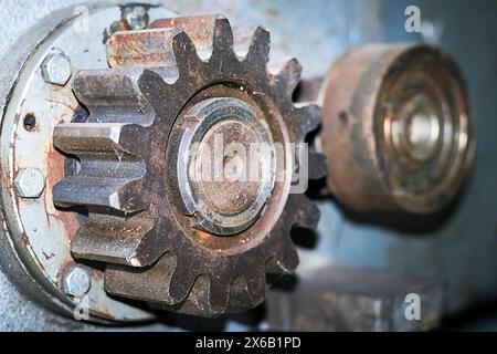 Der Motor wurde entfernt, um den Ritzelzahn und die Wartung zu prüfen. Stockfoto